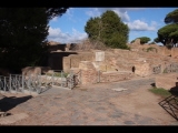 03027 ostia - regio i - insula xii - exedra (i,xii,3) - decumanus maximus - blick nach nordosten 09.2022.jpg